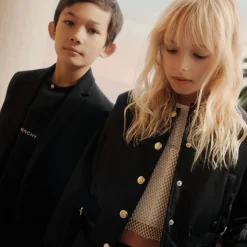 Buttoned suit jacket
